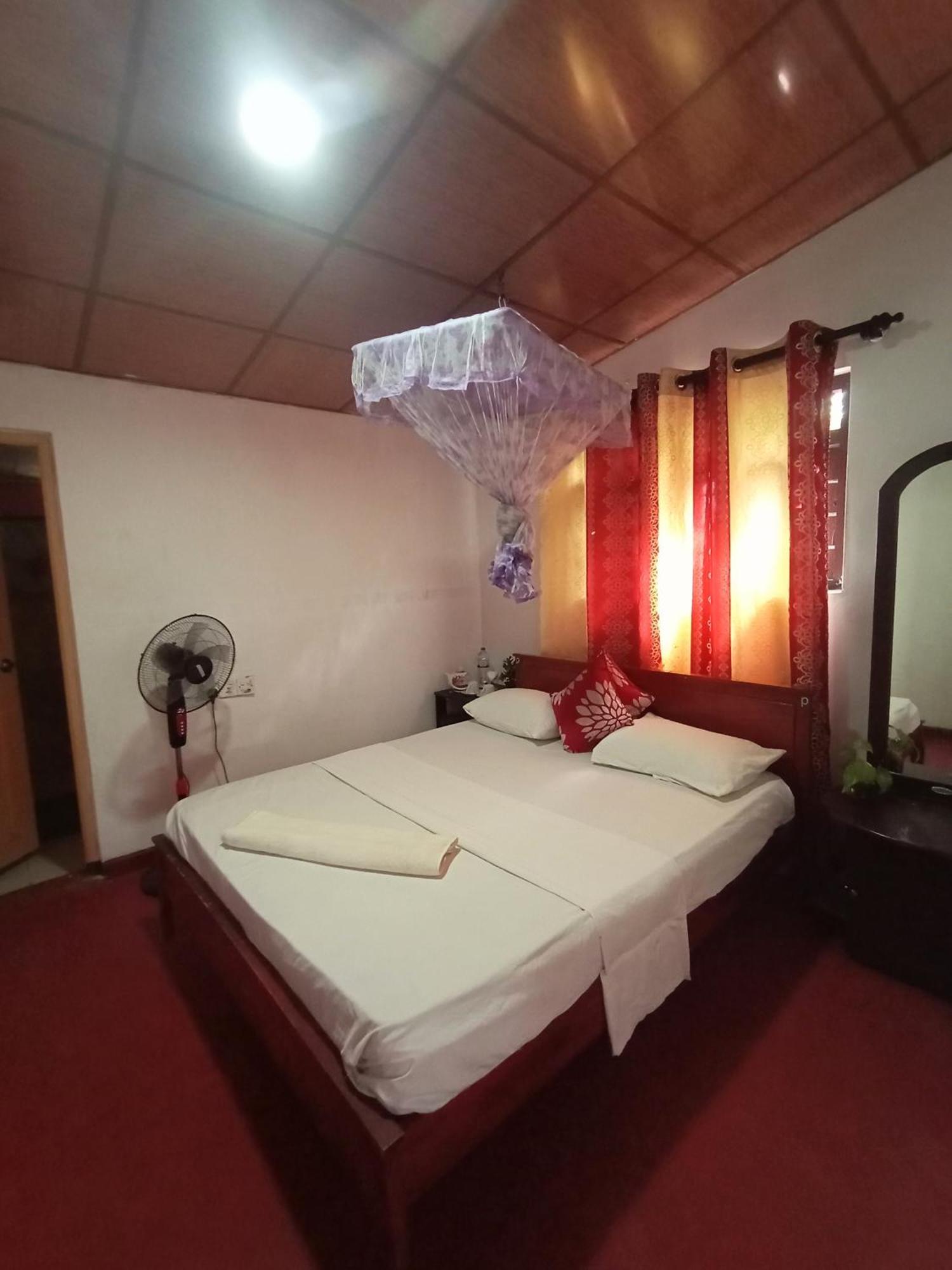 Near The Canal Homstay Sigirîya Extérieur photo